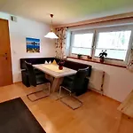 Glockenstuhl, Haus Daire Tux